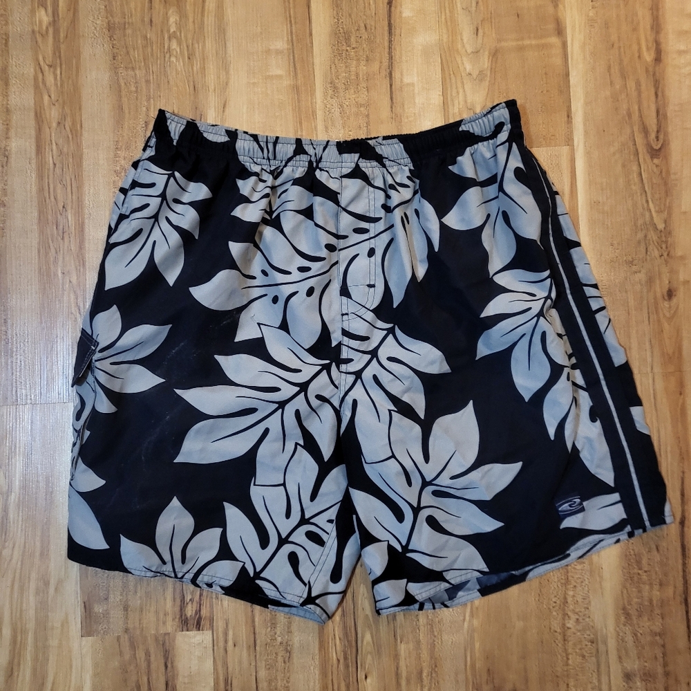Men's Black and Gray Leaf Print Swim Trunks
